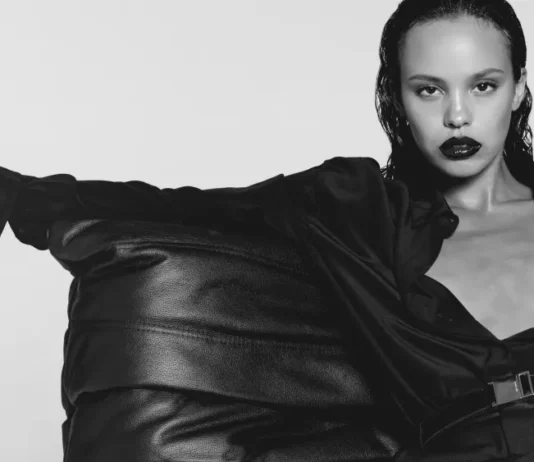 Alisha Boe è il nuovo volto di Black Opium: YSL Beauty porta il profumo cult nella sua party girl era
