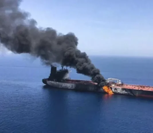 Una petroliera è esplosa per una mina nello Stretto: il pericolo sui transiti di Hormuz e l’autorità iraniana