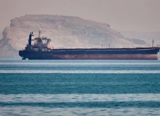 Una nave cargo sotto attacco nel Mar Rosso al largo dello Yemen