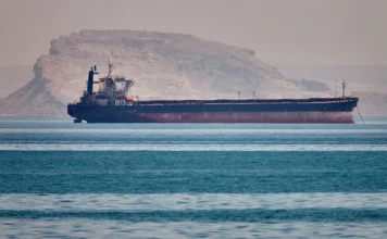 Una nave cargo sotto attacco nel Mar Rosso al largo dello Yemen