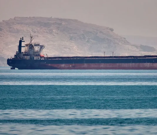 Una nave cargo sotto attacco nel Mar Rosso al largo dello Yemen