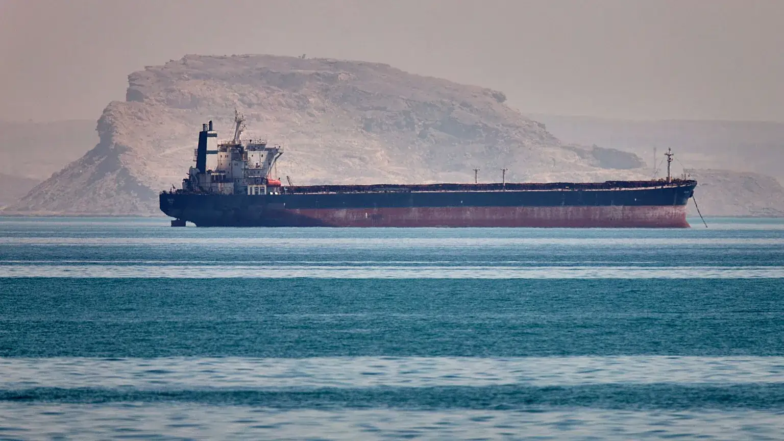una nave cargo sotto attacco nel mar rosso al largo dello yemen da Metropolitanmagazine.it una nave cargo sotto attacco nel mar rosso al largo dello yemen