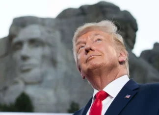 Il discorso di Trump per il 4 luglio è come un comizio: “Identità Usa sotto attacco, non saremo mai un Paese comunista”