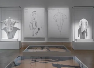 Maria Grazia Chiuri riporta in vita Karl Lagerfeld: la mostra Fendi che riscrive la storia della moda (e dimostra che la fashion è arte)