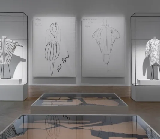 Maria Grazia Chiuri riporta in vita Karl Lagerfeld: la mostra Fendi che riscrive la storia della moda (e dimostra che la fashion è arte)