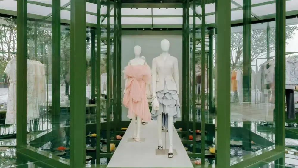 dior porta i giardini delle tuileries in cina i nuovi pop up sembrano set da fashion movie da Metropolitanmagazine.it dior porta i giardini delle tuileries in cina i nuovi pop up sembrano set da fashion movie
