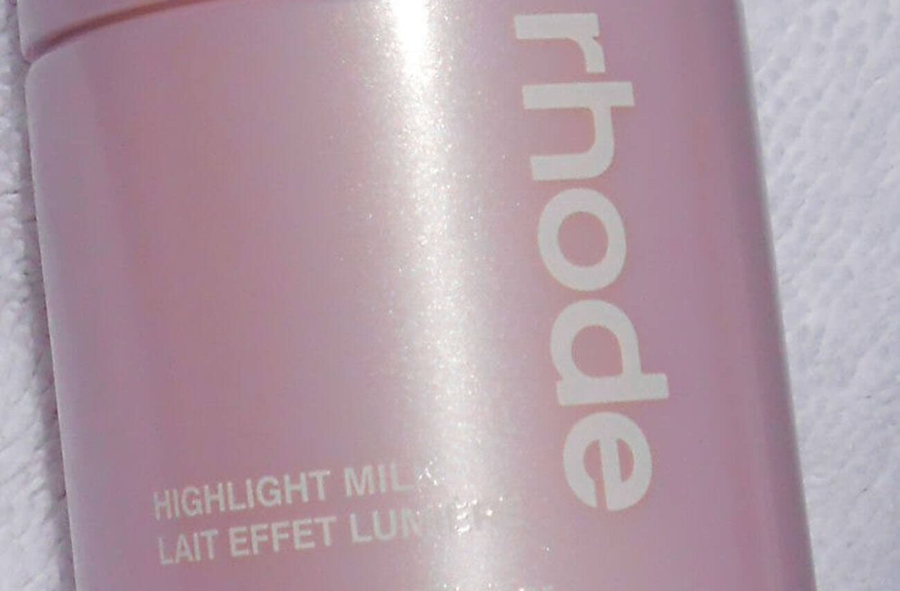 hailey bieber ha appena alzato di nuovo l8217asticella della glass skin il rhode highlight milk 232 il prodotto che tutte vogliono per l8217estate da Metropolitanmagazine.it hailey bieber ha appena alzato di nuovo l8217asticella della glass skin il rhode highlight milk 232 il prodotto che tutte vogliono per l8217estate