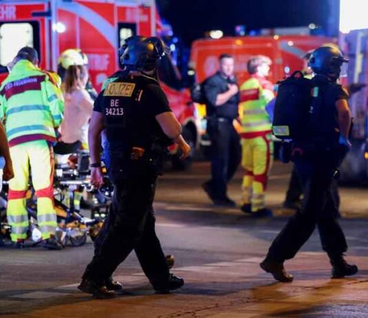 Un furgone sulla folla a Berlino, durante il Christopher Street Day, un morto e 16 feriti
