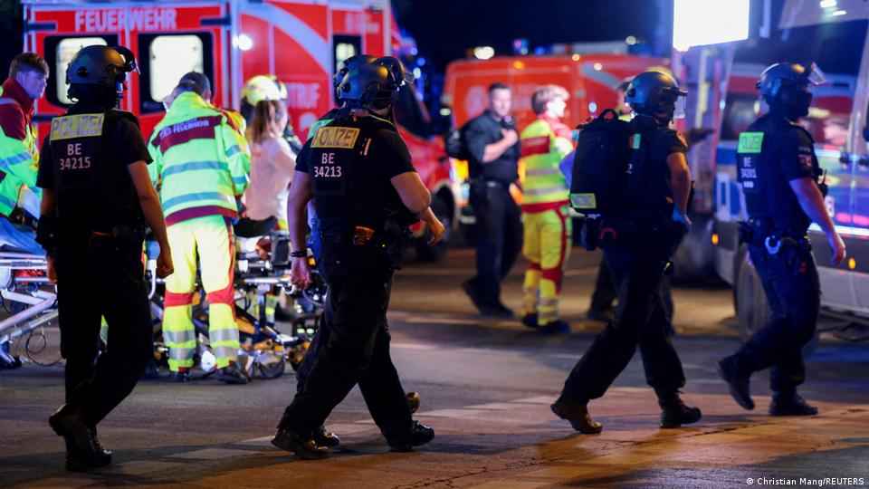 un furgone sulla folla a berlino durante il christopher street day un morto e 16 feriti da Metropolitanmagazine.it un furgone sulla folla a berlino durante il christopher street day un morto e 16 feriti