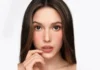 Eileen Gu è la nuova ambassador globale di Armani Beauty: dallo sci olimpico al makeup più effortless del momento