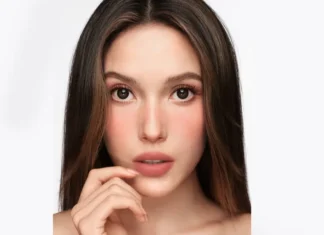 Eileen Gu è la nuova ambassador globale di Armani Beauty: dallo sci olimpico al makeup più effortless del momento