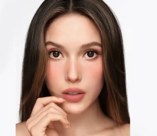 Eileen Gu è la nuova ambassador globale di Armani Beauty: dallo sci olimpico al makeup più effortless del momento