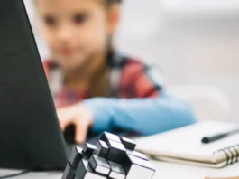 Organizzazioni internazionali chiedono tutela IA per i bambini: l’obiettivo è la prevenzione Bambini IA - Photo Credits 21K School