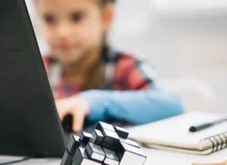 Organizzazioni internazionali chiedono tutela IA per i bambini: l’obiettivo è la prevenzione Bambini IA - Photo Credits 21K School