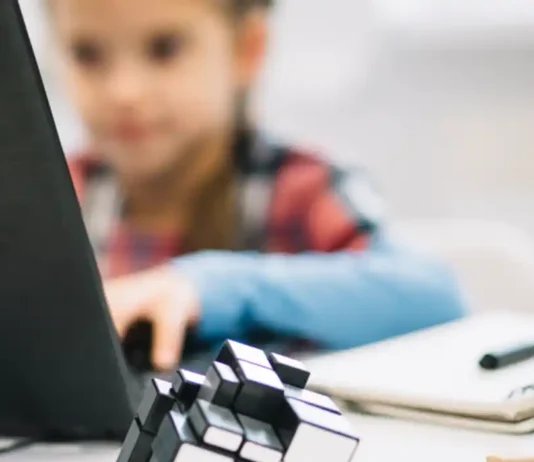 Organizzazioni internazionali chiedono tutela IA per i bambini: l’obiettivo è la prevenzione Bambini IA - Photo Credits 21K School