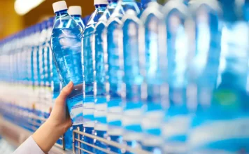 Dal 12 agosto saranno vietate le bottiglie d’acqua? Facciamo chiarezza sulla fake news dell’estate Bottiglie Acqua Vietate - Photo Credits MSN
