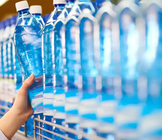 Dal 12 agosto saranno vietate le bottiglie d’acqua? Facciamo chiarezza sulla fake news dell’estate Bottiglie Acqua Vietate - Photo Credits MSN