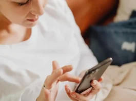 La tentazione sul web: perché siamo attratti dai titoli clickbait? Ecco la risposta Clickbait - Realizzato con Canva