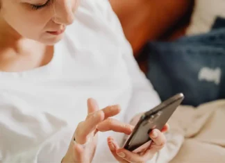 La tentazione sul web: perché siamo attratti dai titoli clickbait? Ecco la risposta Clickbait - Realizzato con Canva