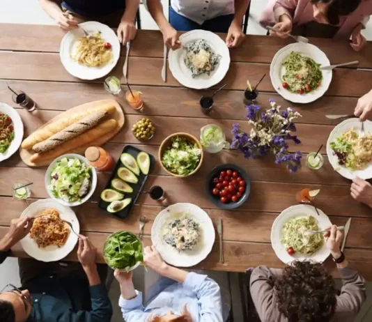 Emissioni legate al cibo: le abitudini alimentari che inquinano di più dipendono dall’età Emissioni Cibo - Photo Credits FORMart