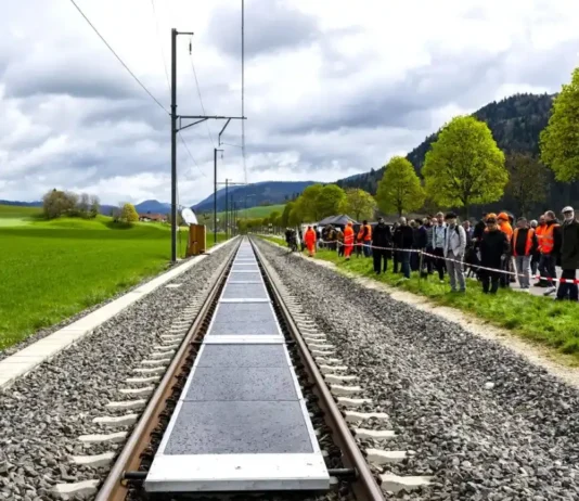 Ferrovia solare, dopo il test in Svizzera possibile arrivo anche in Italia? Ferrovia Solare - Photo Credits Tvsvizzera.it