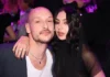 Charli XCX festeggia il nuovo album in lingerie e shorts di seta: la sua brat era è ufficialmente sposata