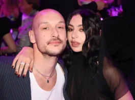 Charli XCX festeggia il nuovo album in lingerie e shorts di seta: la sua brat era è ufficialmente sposata