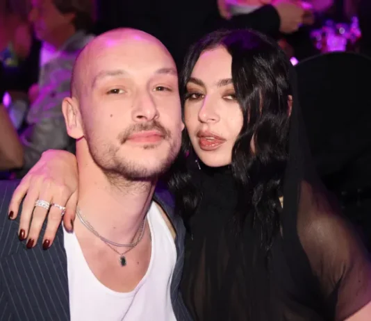 Charli XCX festeggia il nuovo album in lingerie e shorts di seta: la sua brat era è ufficialmente sposata