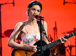 La “rivelazione” di Gracie Abrams a Jimmy Fallon: «Daughter From Hell è una lettera di ringraziamento per mia madre»