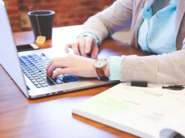 L’IA forse non ci ruberà il lavoro, ma sicuramente lo cambierà: cosa ce lo rivela? Lavoro IA - Photo Credits Clinica Baviera