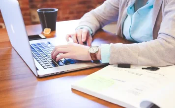 L’IA forse non ci ruberà il lavoro, ma sicuramente lo cambierà: cosa ce lo rivela? Lavoro IA - Photo Credits Clinica Baviera