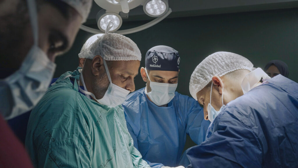 8216american doctor8217 svela il trailer e fissa la data di uscita nelle sale il film segue i medici che hanno curato i bambini a gaza da Metropolitanmagazine.it 8216american doctor8217 svela il trailer e fissa la data di uscita nelle sale il film segue i medici che hanno curato i bambini a gaza