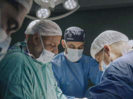 ‘American Doctor’ svela il trailer e fissa la data di uscita nelle sale. Il film segue i Medici che hanno curato i bambini a Gaza