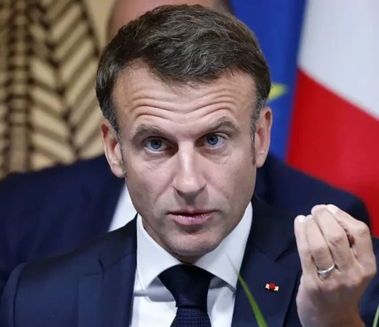 La Francia ha approvato un disegno di legge che vieta i social agli under 15