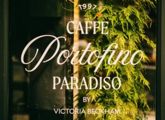 Victoria Beckham Beauty apre un pop-up ispirato alla Riviera italiana (e sembra uscito direttamente da Pinterest)