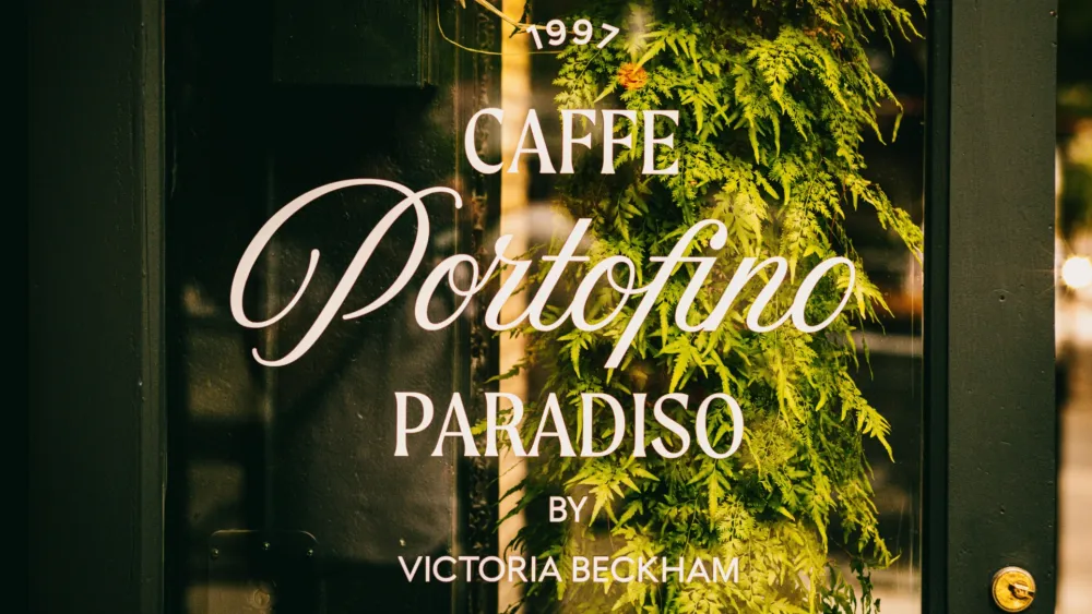 victoria beckham beauty apre un pop up ispirato alla riviera italiana e sembra uscito direttamente da pinterest da Metropolitanmagazine.it victoria beckham beauty apre un pop up ispirato alla riviera italiana e sembra uscito direttamente da pinterest