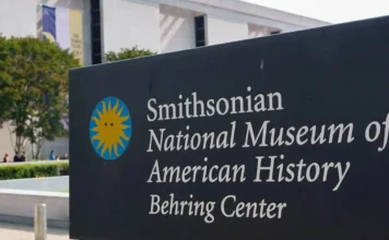 Trump contro le informazioni del museo Smithsonian: richiesta l’installazione di cartelli per avvertire i visitatori Museo Informazioni - Photo Credits CBS News