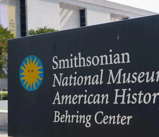Trump contro le informazioni del museo Smithsonian: richiesta l’installazione di cartelli per avvertire i visitatori Museo Informazioni - Photo Credits CBS News