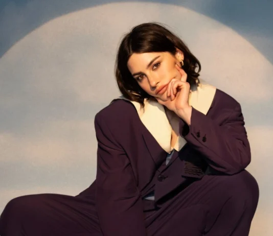 Gracie Abrams incredula per il primo posto in classifica di “Daughter From Hell”: «È pazzesco ed è tutto merito vostro!!!»