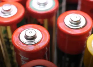 Mettere le pile nel frigo le fa durare di più? Ecco cosa dice davvero la scienza Pile Frigo - MisterGadget