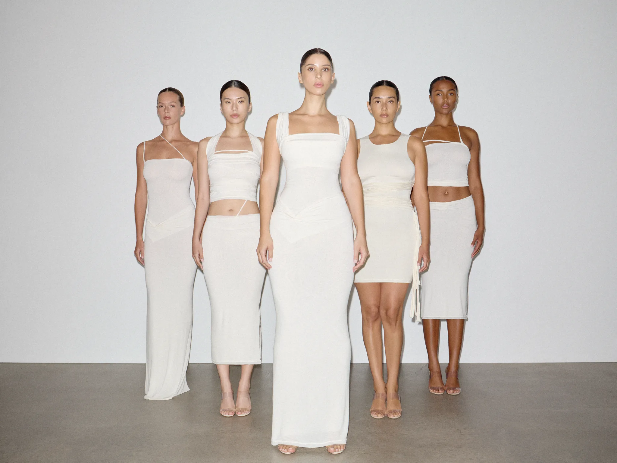 skims incontra vettese la nuova capsule scultorea trasforma i basic second skin in veri look da passerella da Metropolitanmagazine.it skims incontra vettese la nuova capsule scultorea trasforma i basic second skin in veri look da passerella