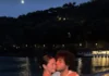 Selena Gomez in pizzo bianco trasparente sulla spiaggia: il suo abito boho è pura honeymoon energy