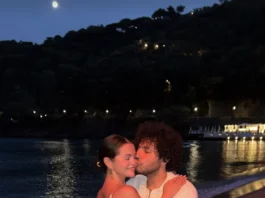 Selena Gomez in pizzo bianco trasparente sulla spiaggia: il suo abito boho è pura honeymoon energy