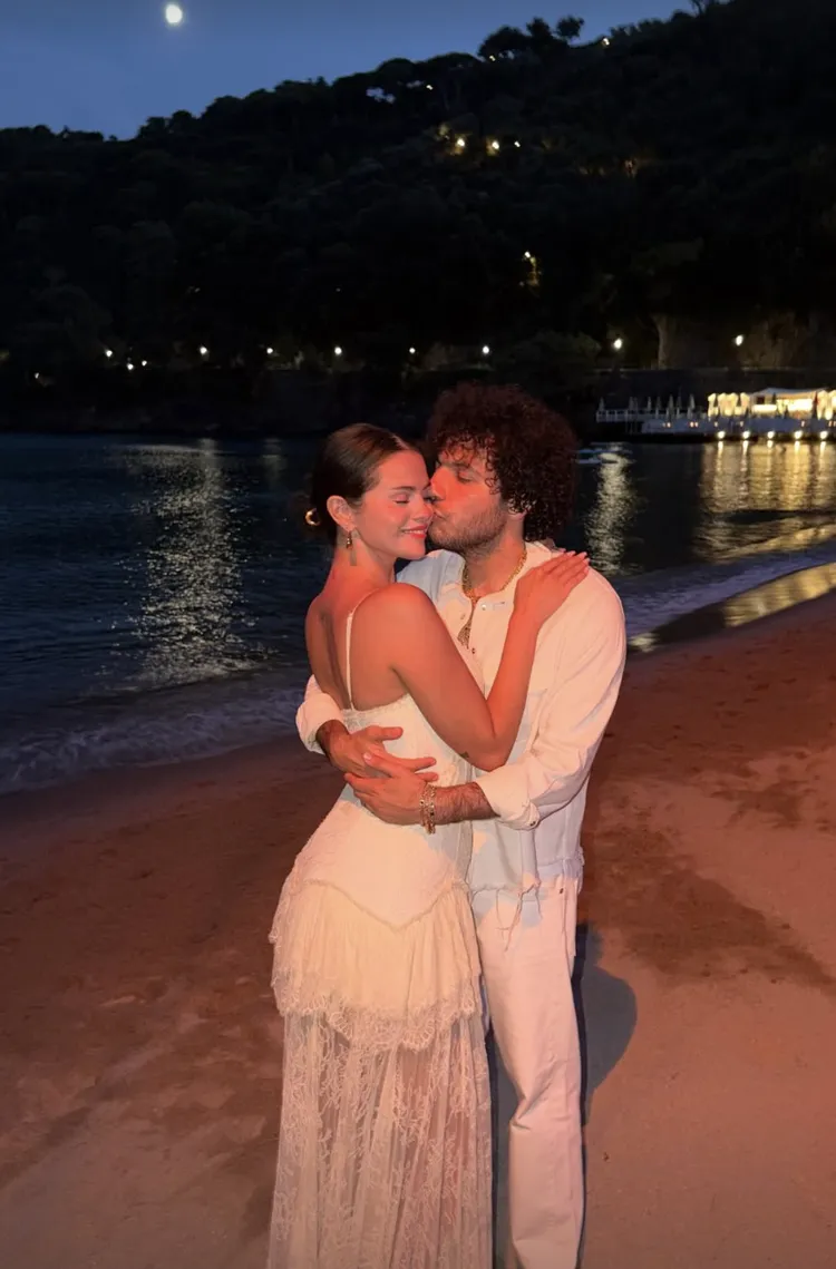 selena gomez in pizzo bianco trasparente sulla spiaggia il suo abito boho 232 pura honeymoon energy da Metropolitanmagazine.it selena gomez in pizzo bianco trasparente sulla spiaggia il suo abito boho 232 pura honeymoon energy