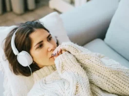 Il fenomeno del Solo Maxxing: quando la solitudine diventa un nuovo trend sui social Solo Maxxing - Realizzato con Canva
