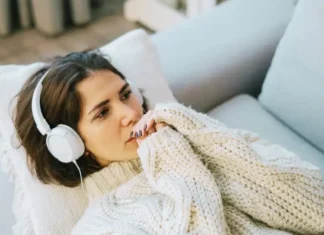 Il fenomeno del Solo Maxxing: quando la solitudine diventa un nuovo trend sui social Solo Maxxing - Realizzato con Canva