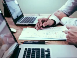 Tra amori in ufficio e flirt: tradire a lavoro non è mai stato così semplice, ma perché? Tradire Lavoro - Photo Credits Arezzo Notizie