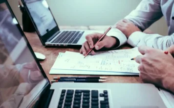 Tra amori in ufficio e flirt: tradire a lavoro non è mai stato così semplice, ma perché? Tradire Lavoro - Photo Credits Arezzo Notizie