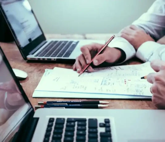 Tra amori in ufficio e flirt: tradire a lavoro non è mai stato così semplice, ma perché? Tradire Lavoro - Photo Credits Arezzo Notizie