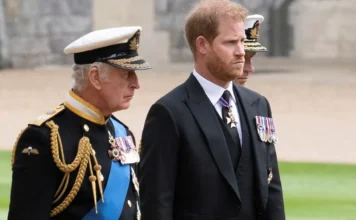 Re Carlo III ha incontrato i nipoti Archie e Lilibet: prove di pace con Harry (ma William non c’è)